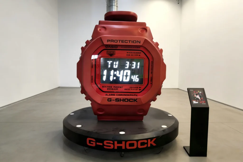 Finished FRP sculpture display, custom watch-shaped fiberglass art statue for commercial exhibition by manufacturer