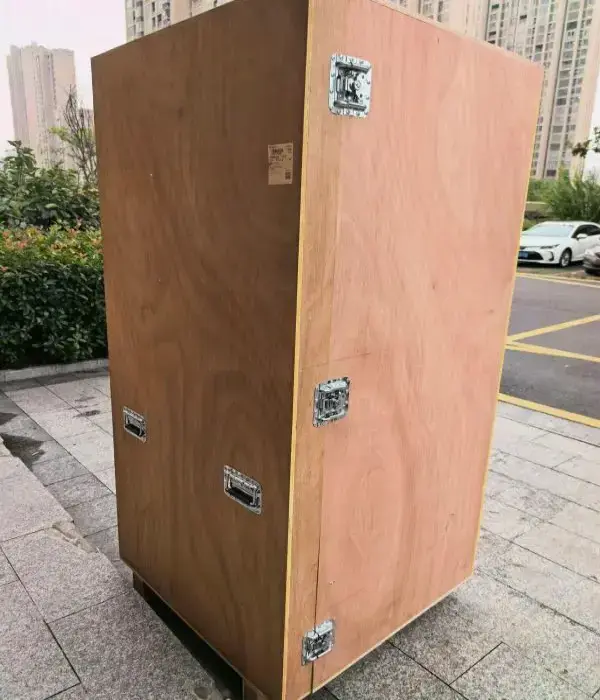 Quality inspection and protective packaging of rhinestone fiberglass sculpture